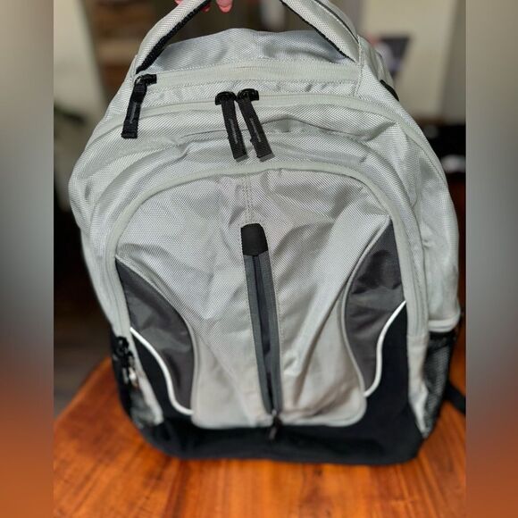 Nautica full size back pack. Lots of pockets/padded laptop compartment EUC - Picture 12 of 16